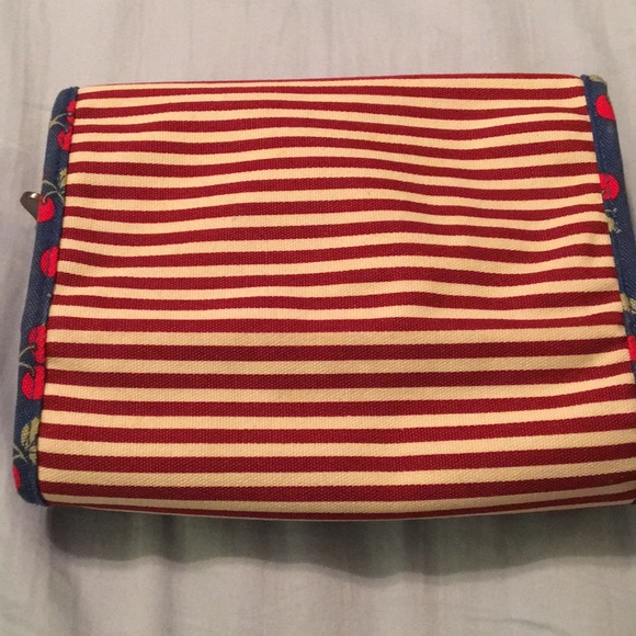 GAP Cherry Toiletry Bag - Picture 2 of 5